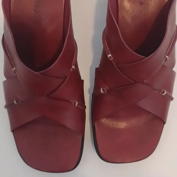 Clarks Vintage Red Leather Sandals SZ.9.5. Criss Cross Design. EUC! - Picture 8 of 10